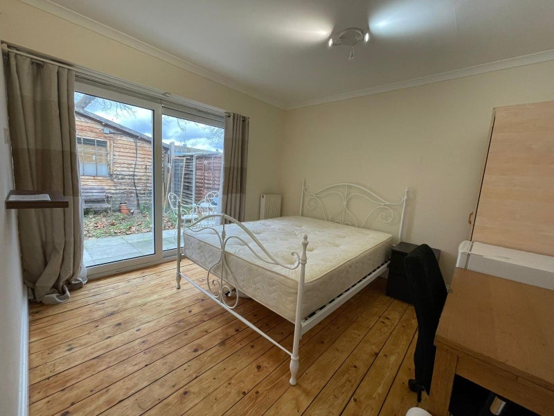 Room Dacca Street in Greater London
