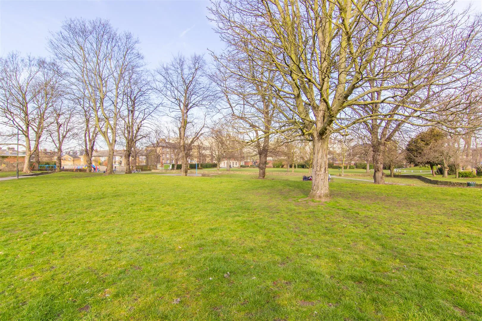 Flat Sheen Lane in Greater London
