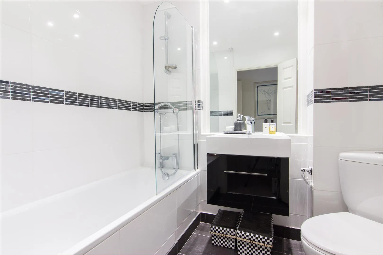 Flat Sheen Lane in Greater London