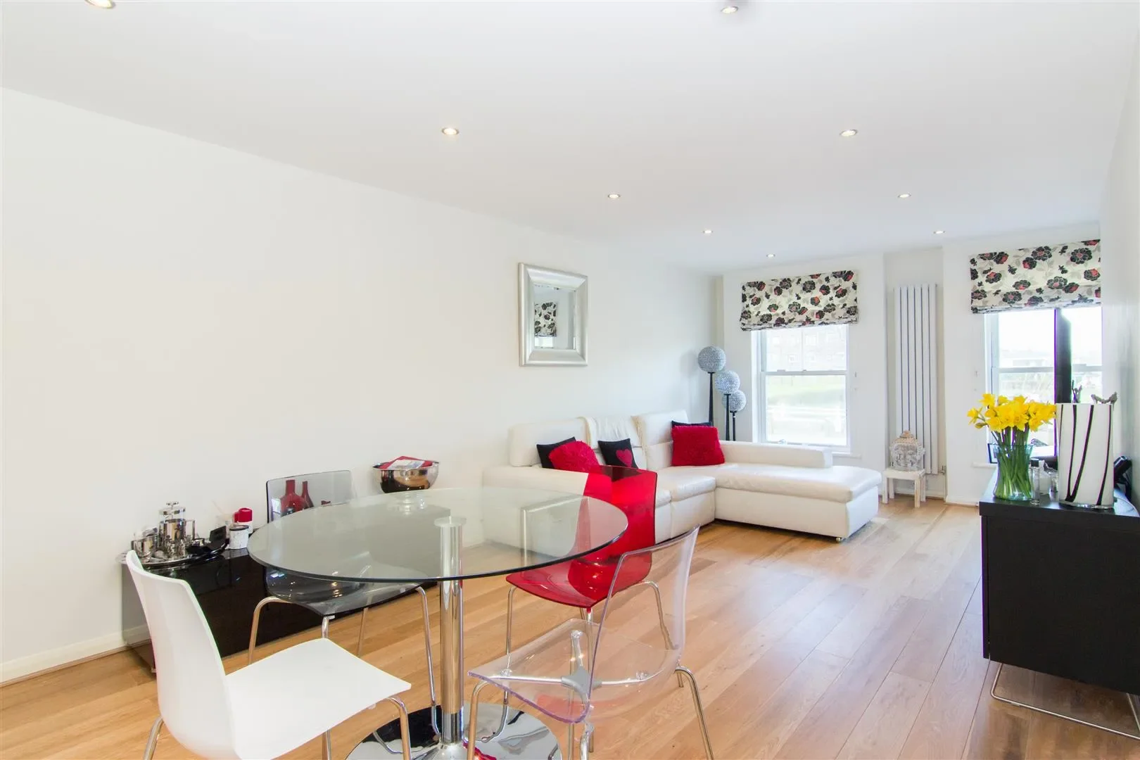 Flat Sheen Lane in Greater London