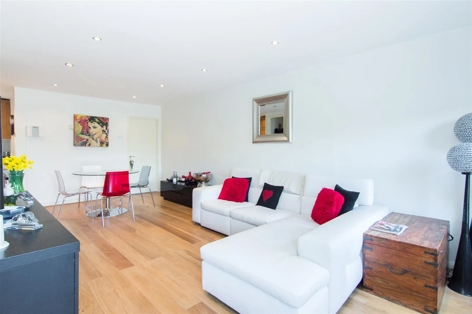 Flat Sheen Lane in Greater London