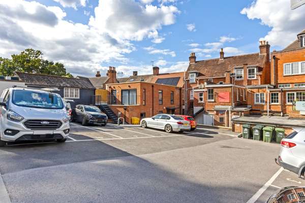 Flat London Road in Ascot