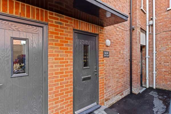 Flat London Road in Ascot