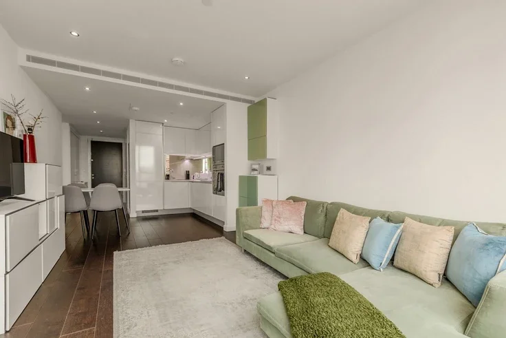 Flat Wyvil Road in Greater London