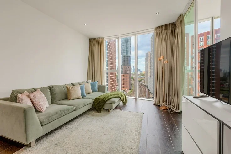 Flat Wyvil Road in Greater London