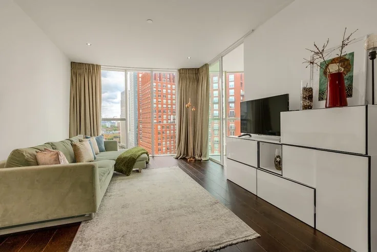 Flat Wyvil Road in Greater London