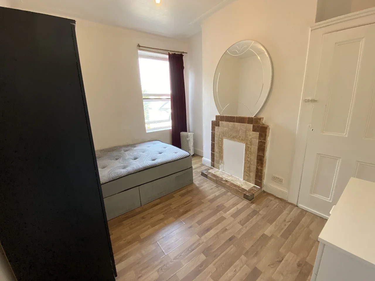 Room Walm Lane in Greater London