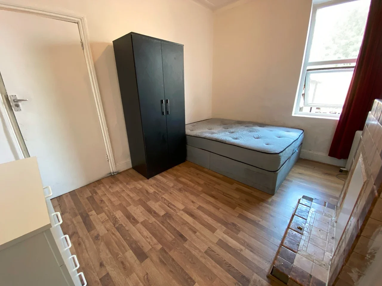 Room Walm Lane in Greater London