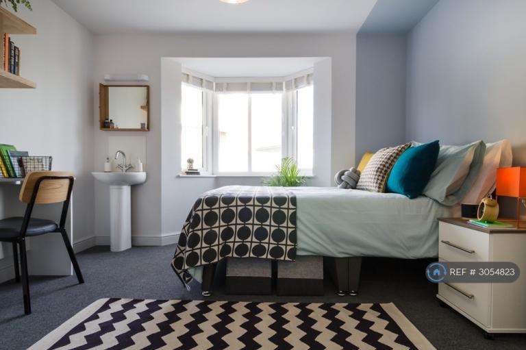 Room Trescobeas Road in Falmouth