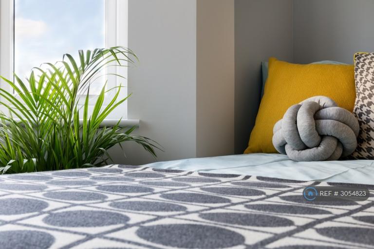 Room Trescobeas Road in Falmouth