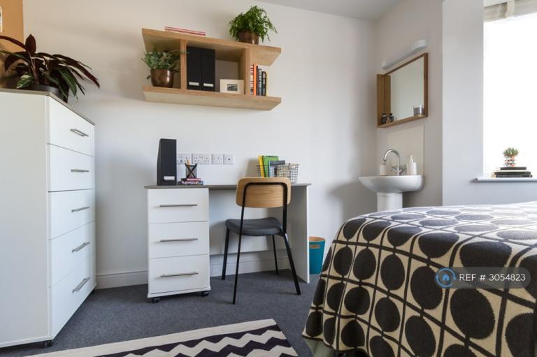 Room Trescobeas Road in Falmouth