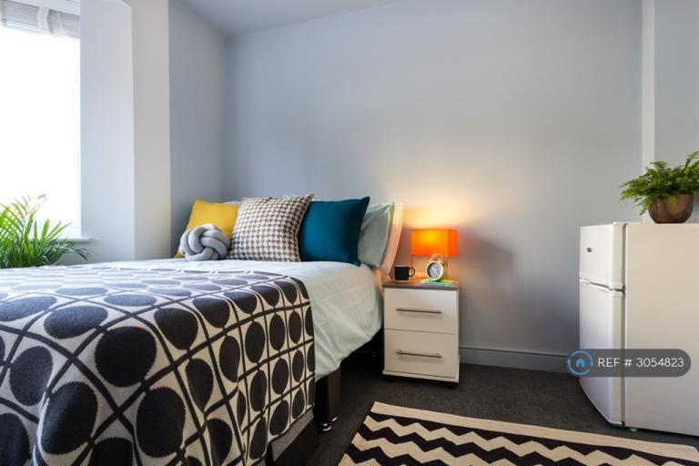 Room Trescobeas Road in Falmouth