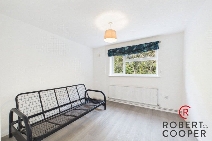 Flat Hazelmere Walk in Greater London