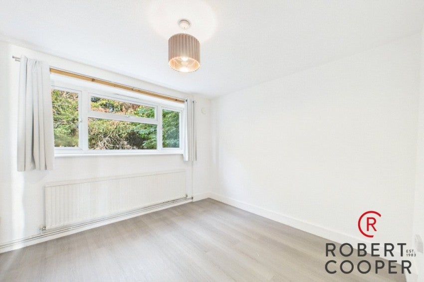 Flat Hazelmere Walk in Greater London