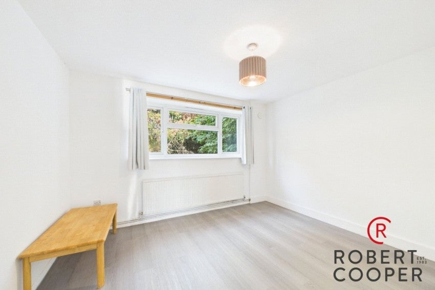 Flat Hazelmere Walk in Greater London