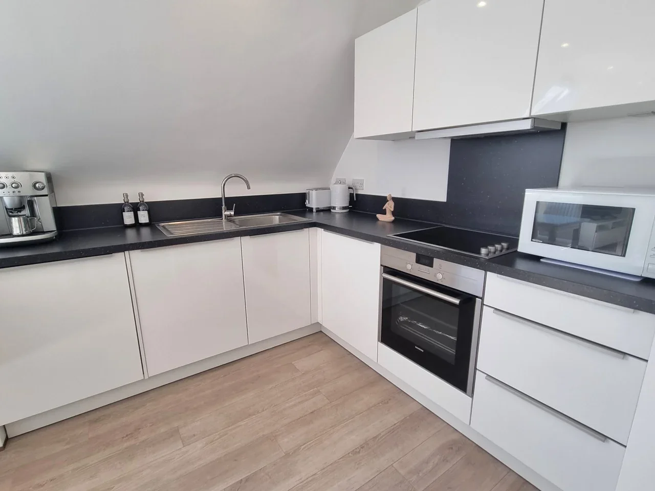 Flat Pembroke Road in Greater London