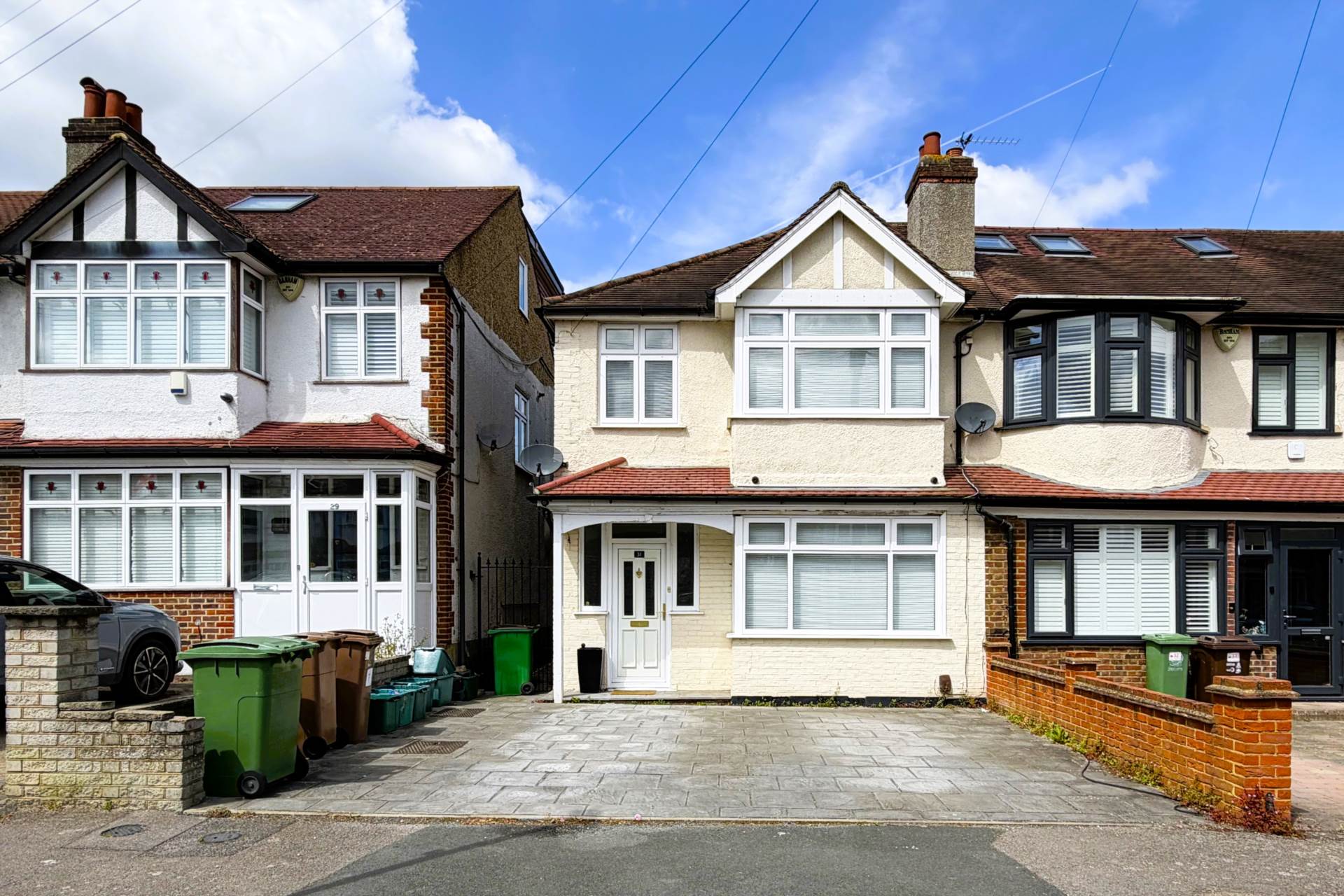House Fairlands Avenue in Greater London