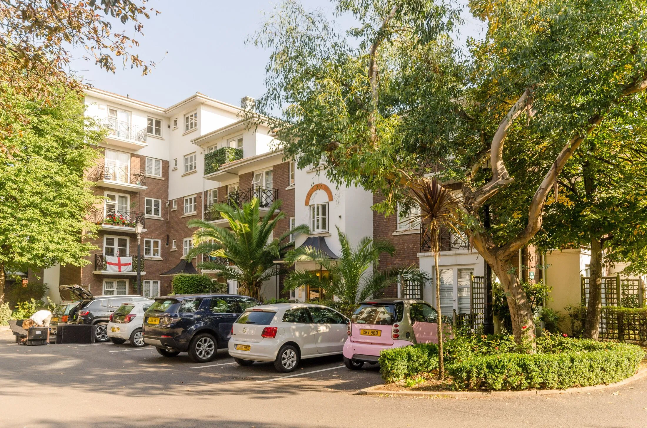 Flat Brompton Park Crescent in Greater London