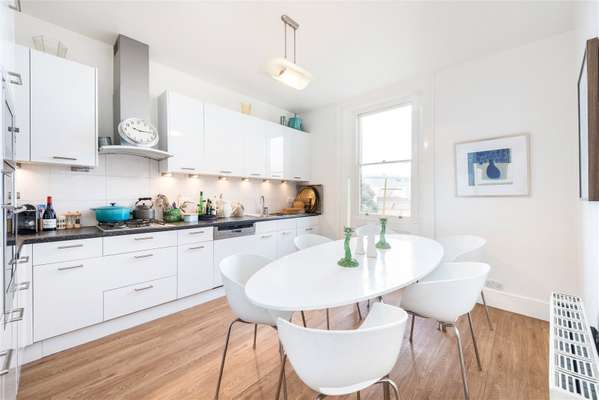 Flat Royal Crescent in Greater London