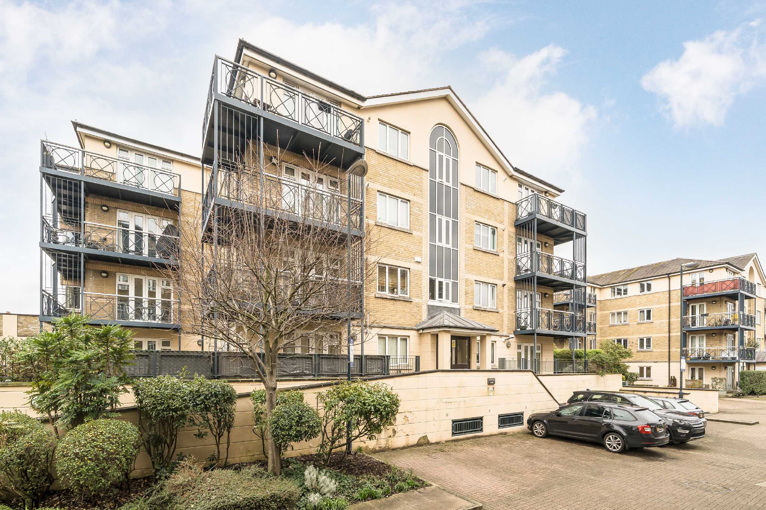 Flat Rubens Place in Greater London