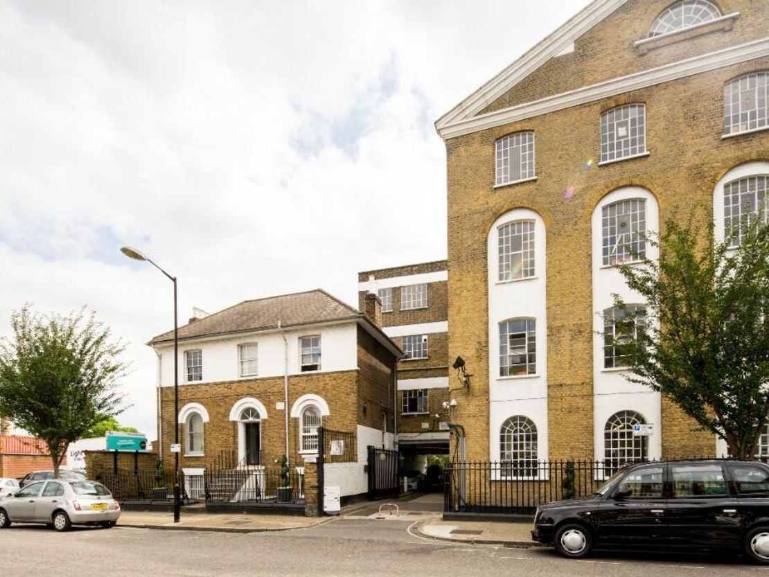 Flat Lomond Grove in Greater London