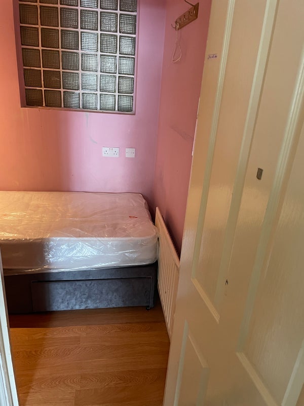Room George Lane in Greater London