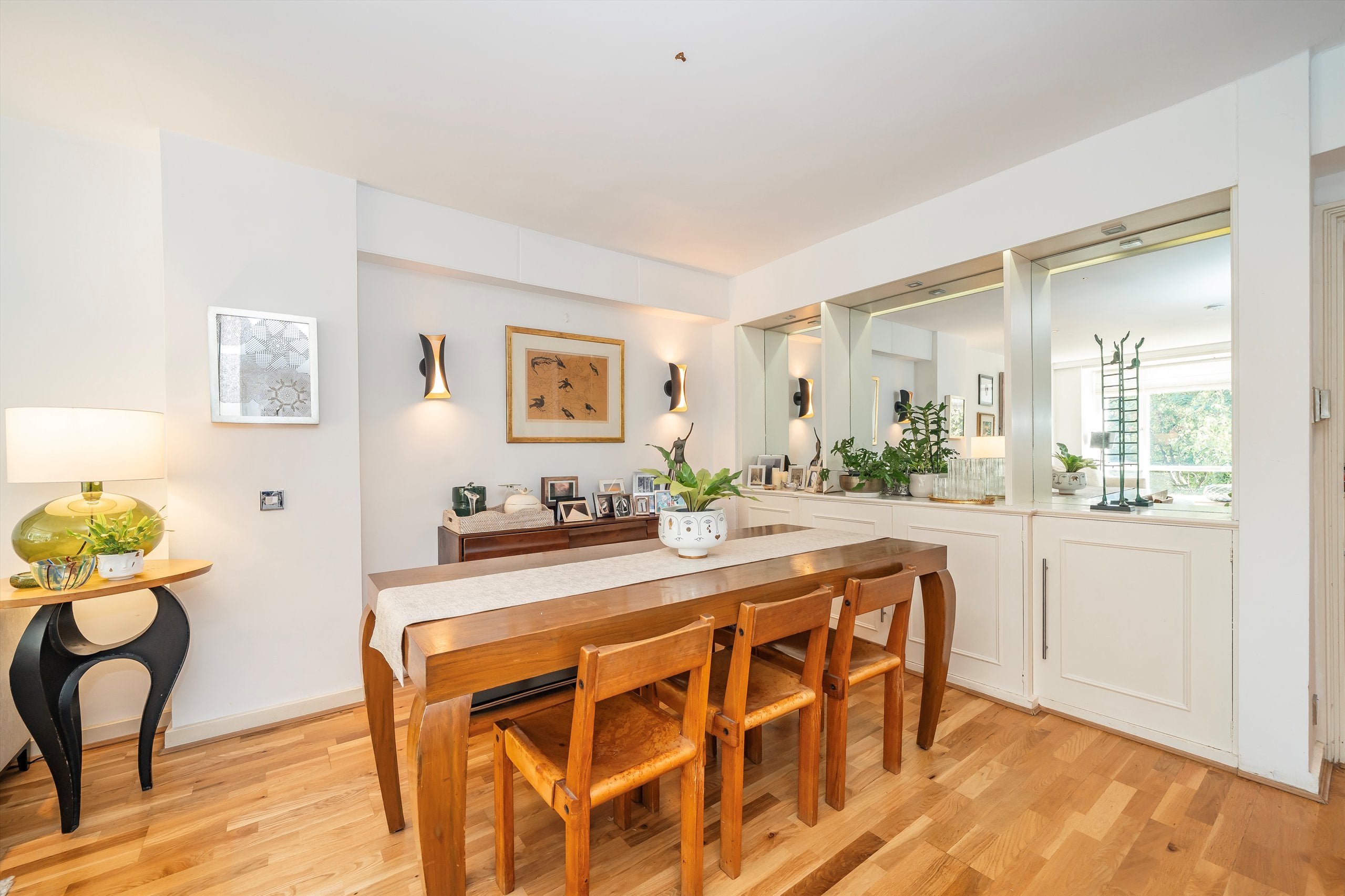 House Woodsford Square in Greater London