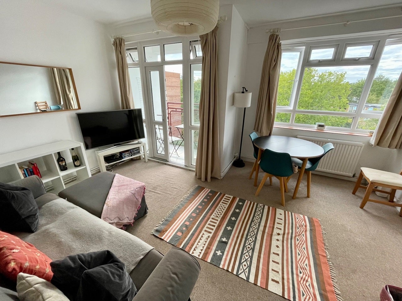 Flat Albert Drive in Greater London