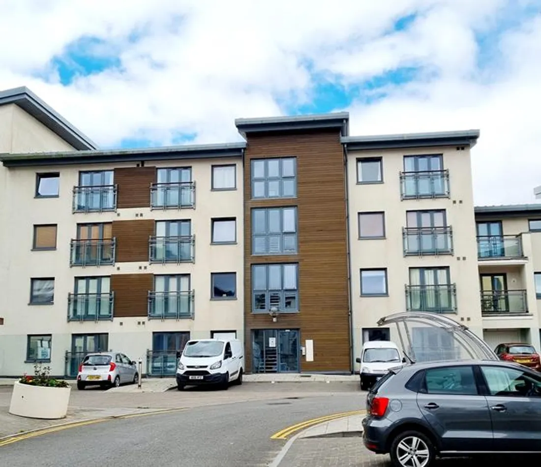 Flat St Margarets Court in Swansea