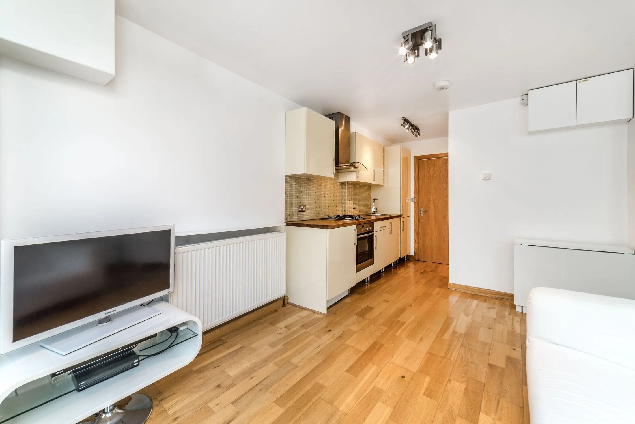 Flat Fortune Street in Greater London