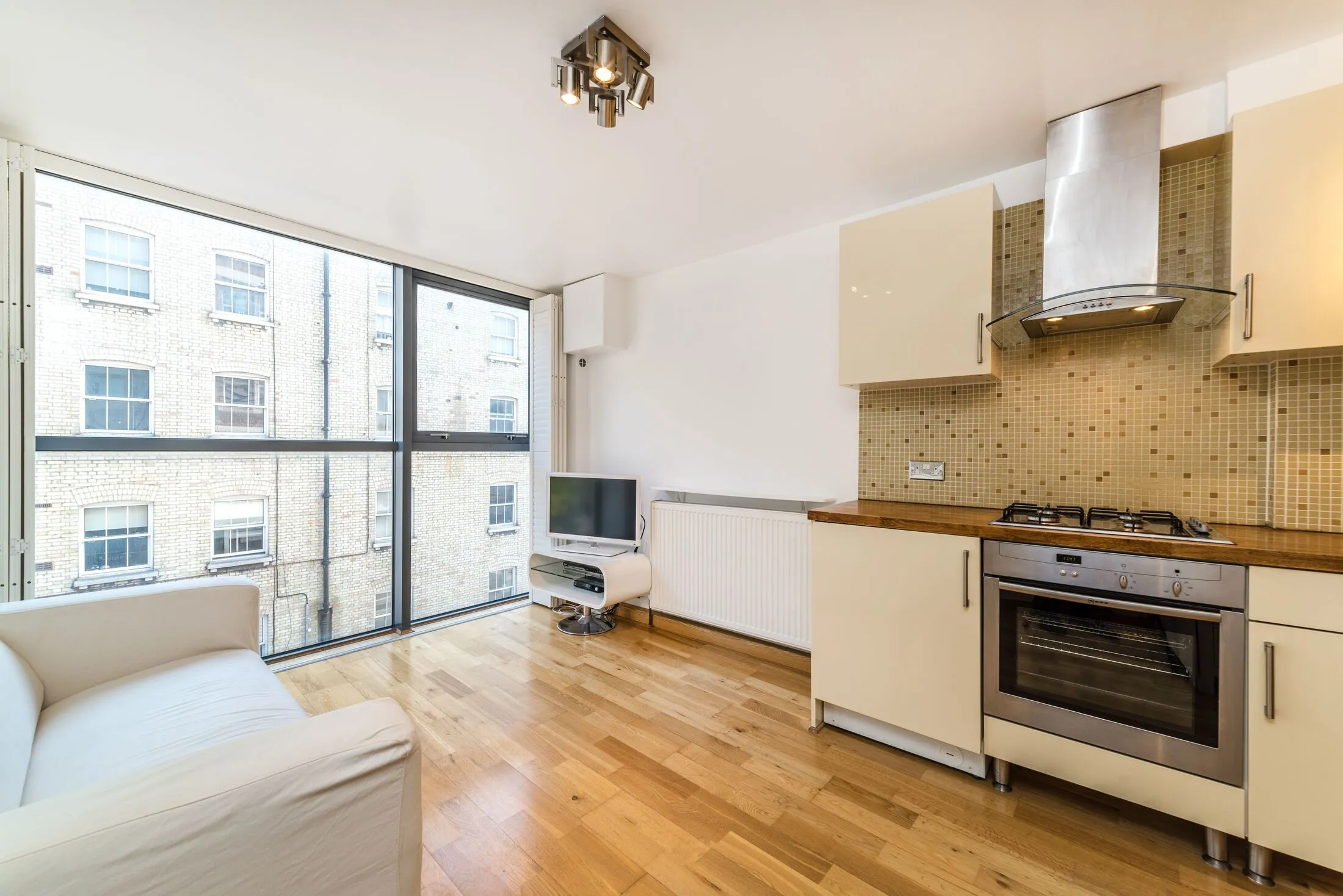 Flat Fortune Street in Greater London