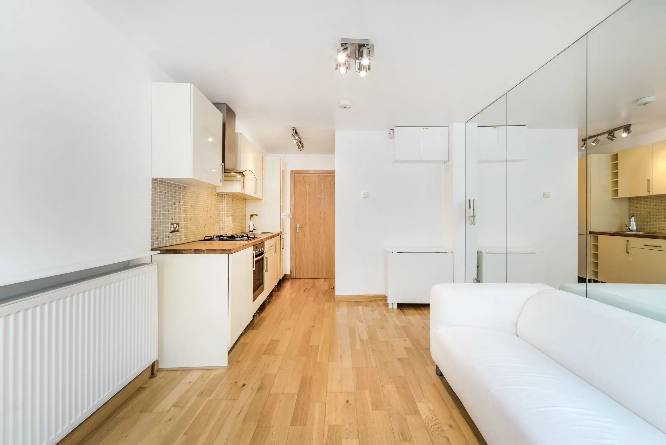 Flat Fortune Street in Greater London