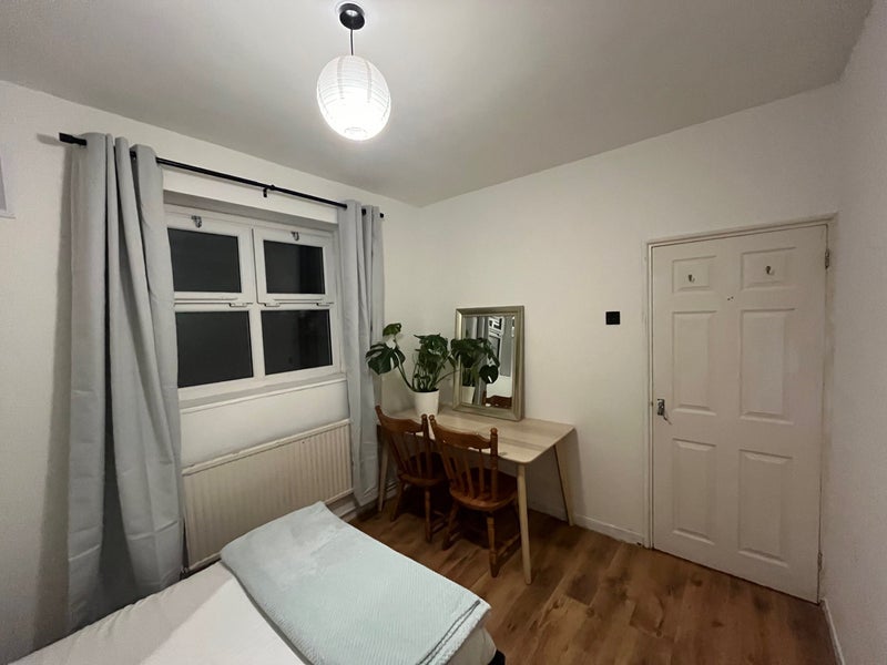 Room Macfarlane Road in Greater London