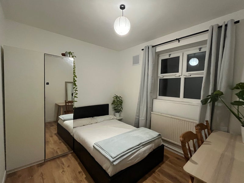 Room Macfarlane Road in Greater London