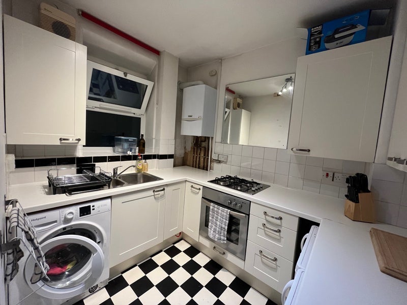 Room Macfarlane Road in Greater London