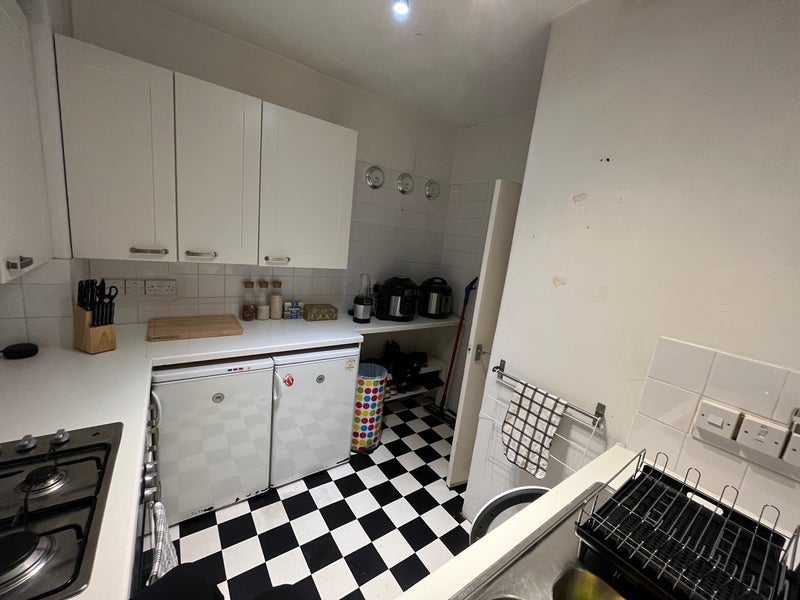 Room Macfarlane Road in Greater London