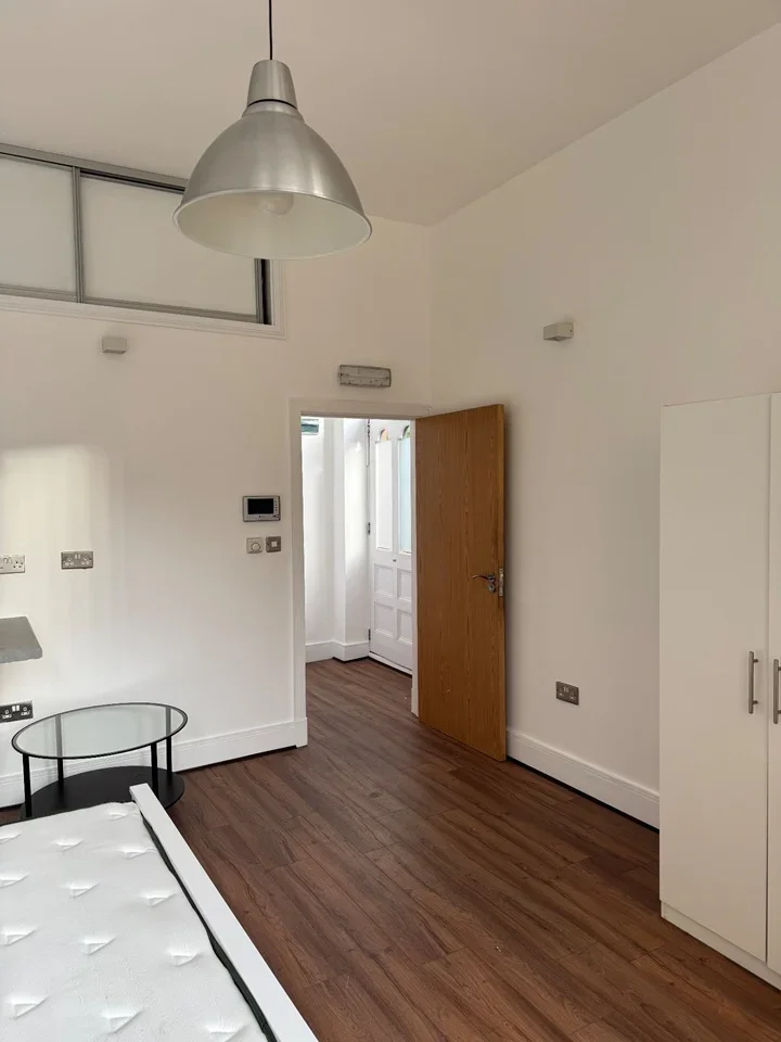 Flat Finchley Road in Greater London