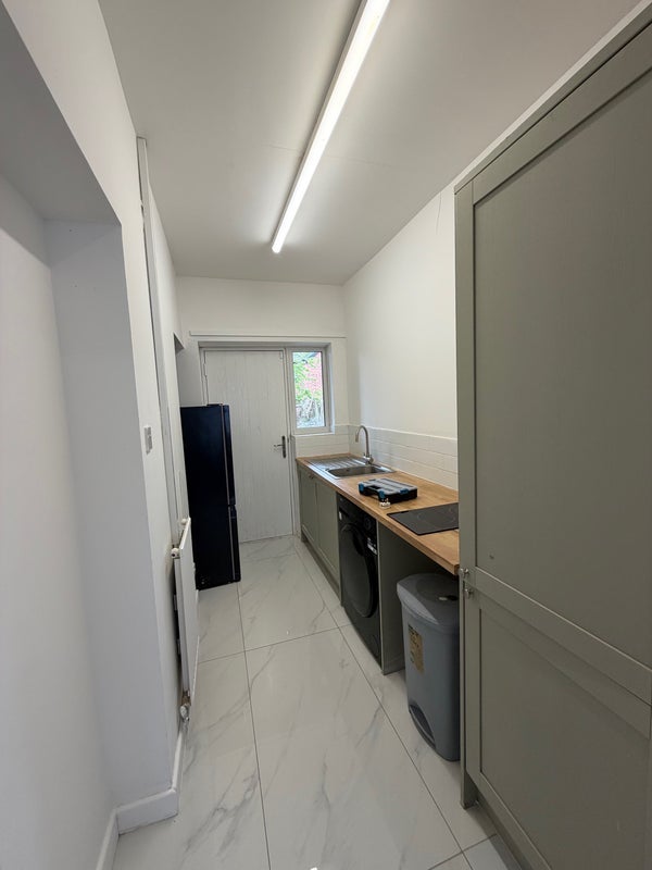 Room Redacre Road in Manchester
