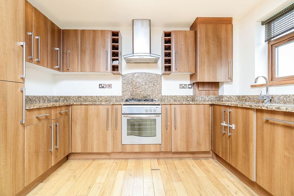 Flat Mayplace Road East in Greater London