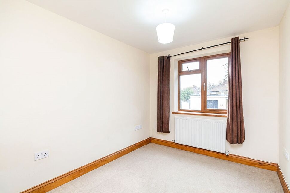 Flat Mayplace Road East in Greater London