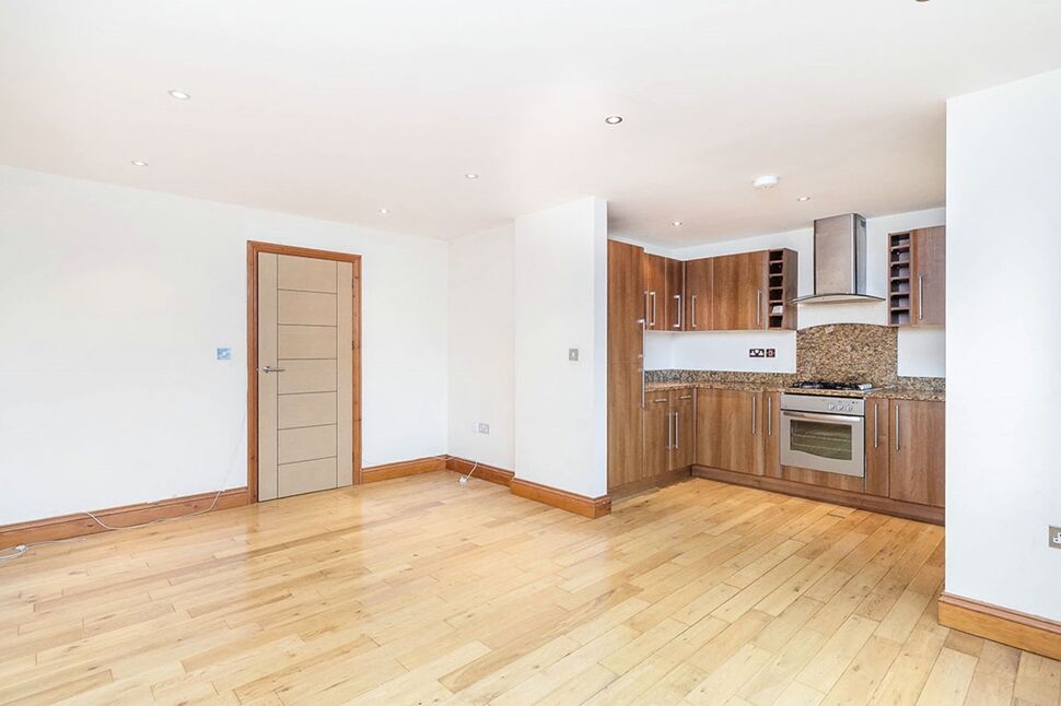 Flat Mayplace Road East in Greater London