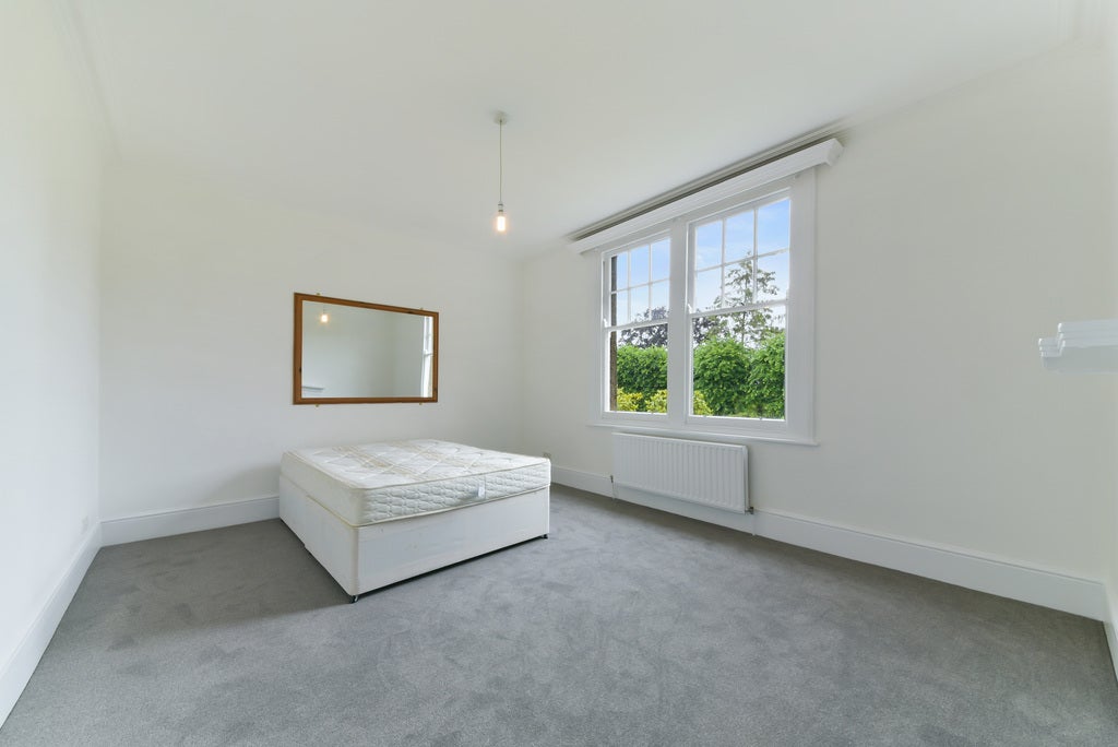 Flat Ridgway Gardens in Greater London