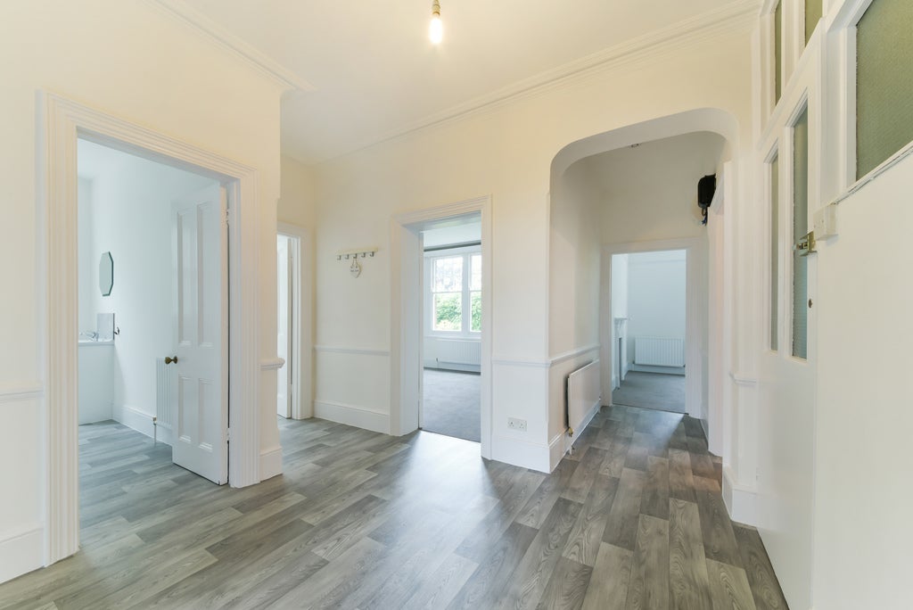 Flat Ridgway Gardens in Greater London