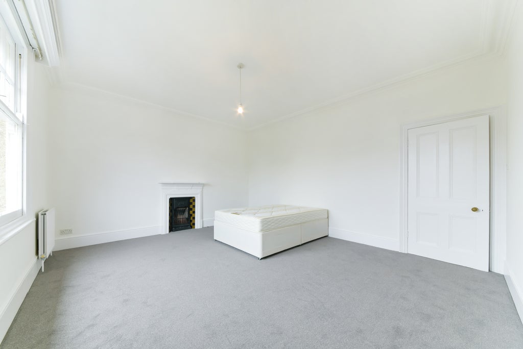Flat Ridgway Gardens in Greater London