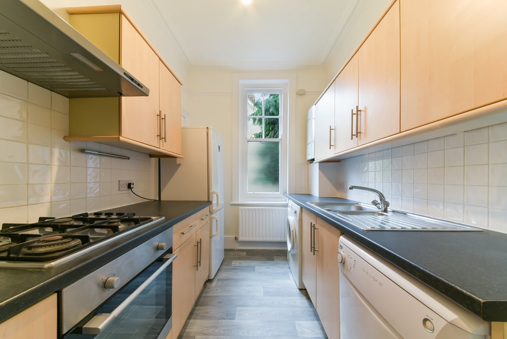 Flat Ridgway Gardens in Greater London