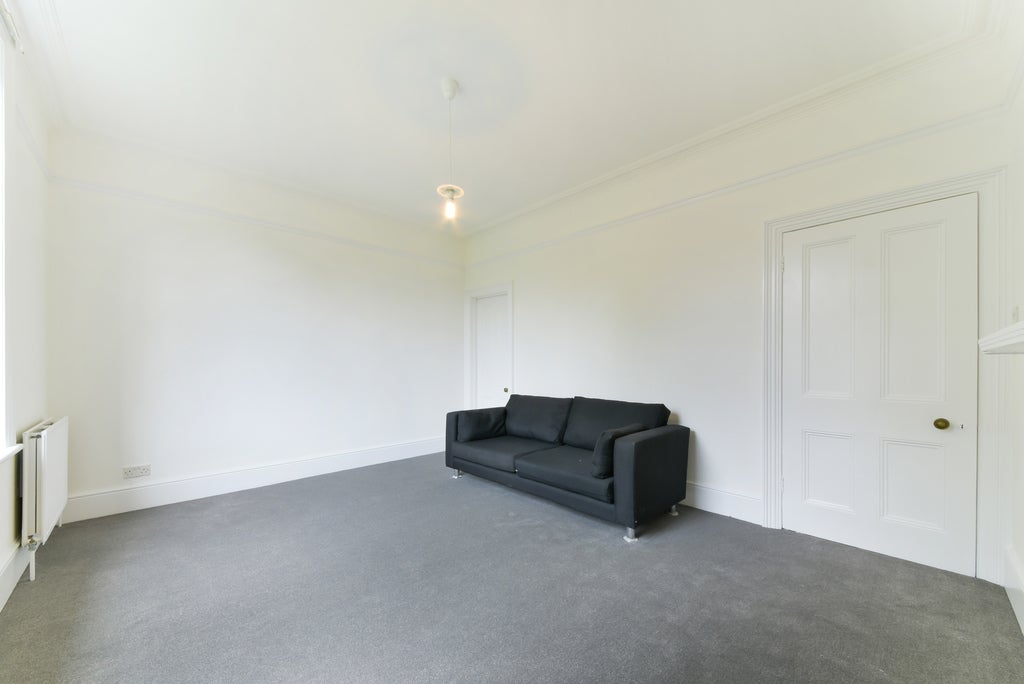 Flat Ridgway Gardens in Greater London
