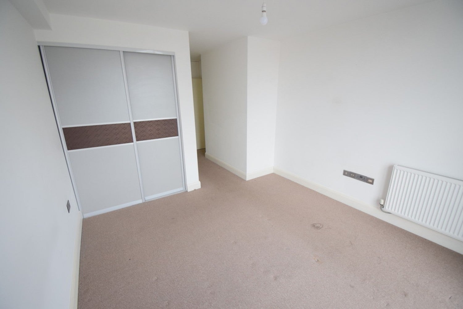 Flat Bushmead Avenue in Bedford