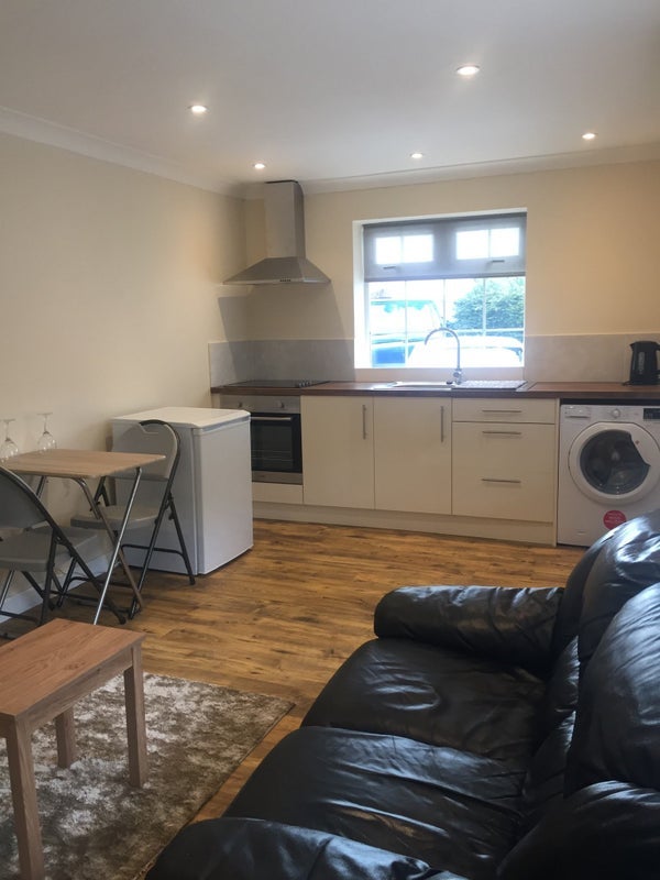 Room Pond Wood Road in Crawley