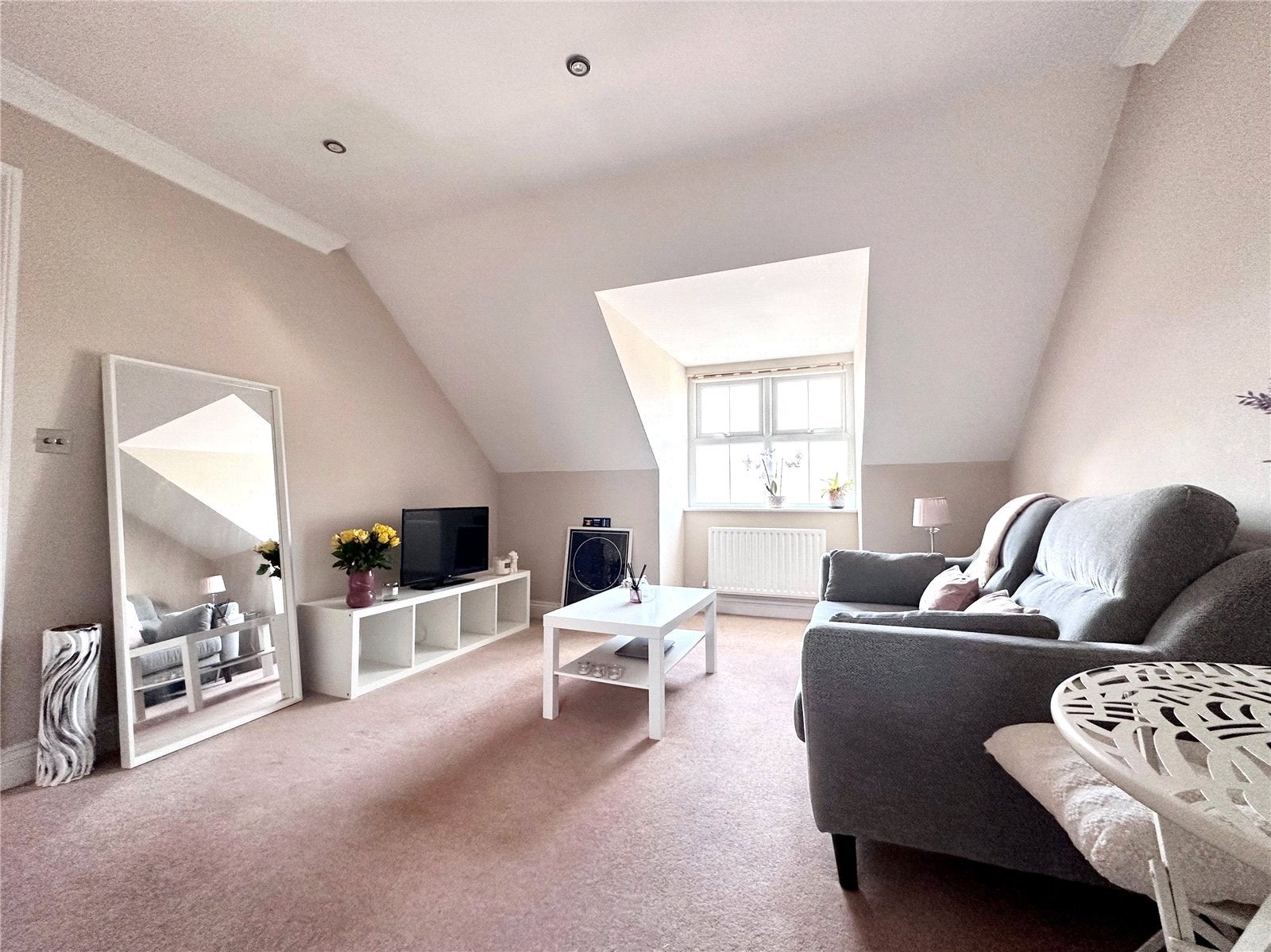 Flat Kingfisher Court in Hart