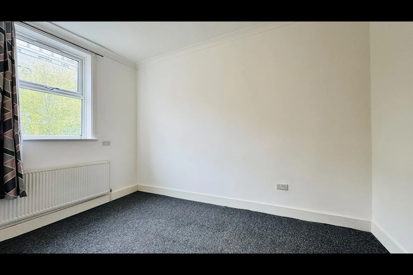 Flat Windmill Lane in Greater London